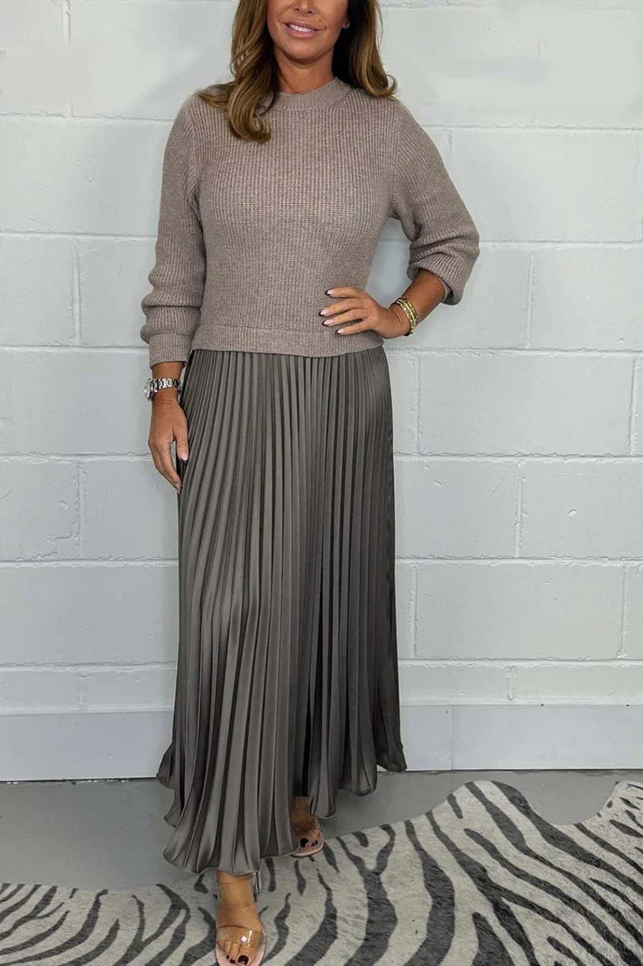 Sara - Sweater dress with long sleeves and pleated skirt