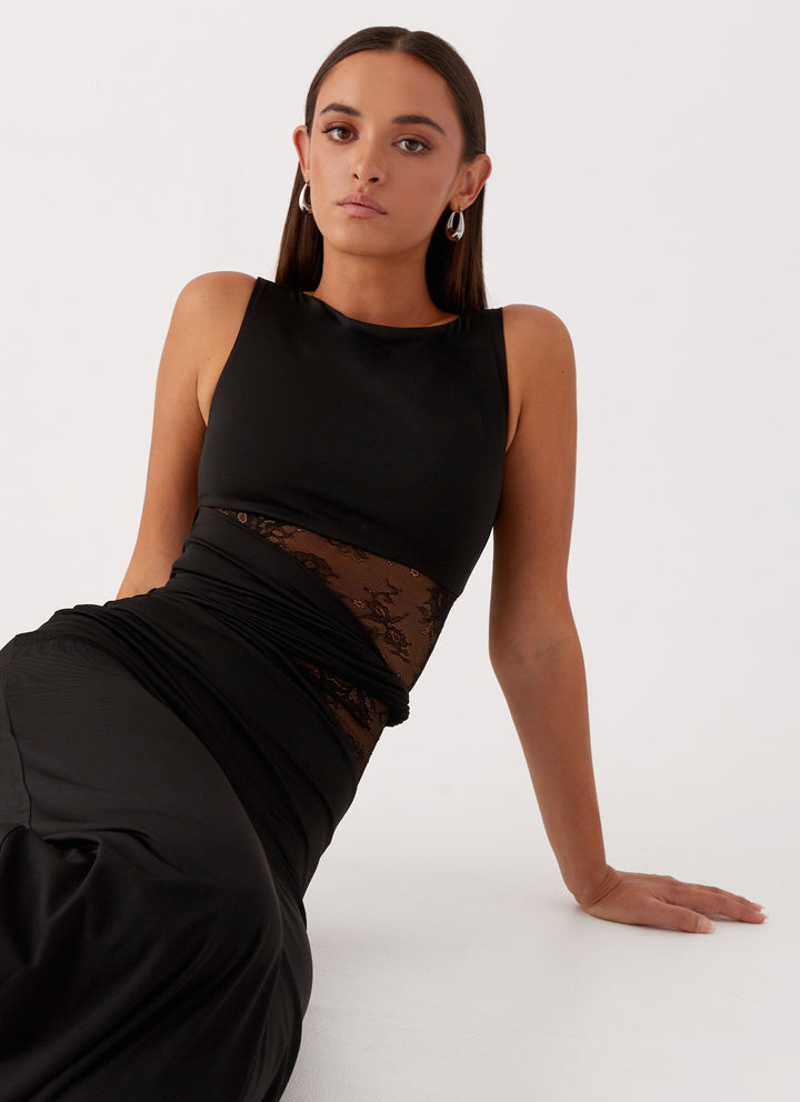 Lina | Figure-flattering maxi dress with subtle cutouts and lacing