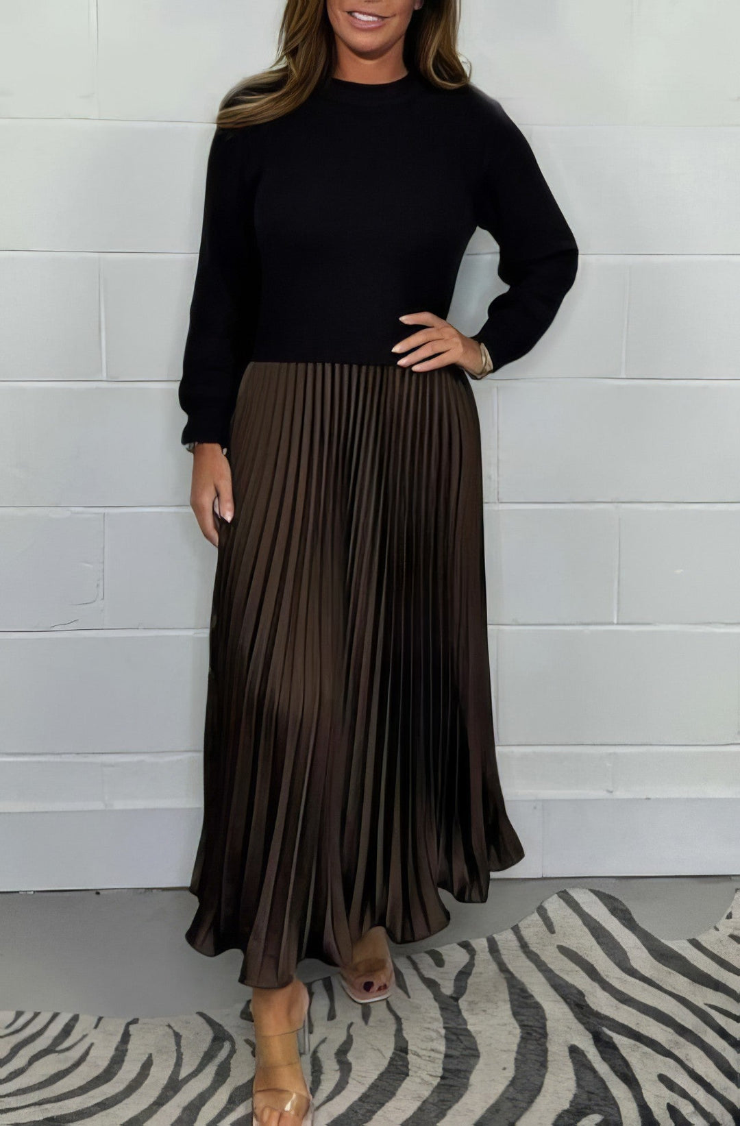 Sara - Sweater dress with long sleeves and pleated skirt