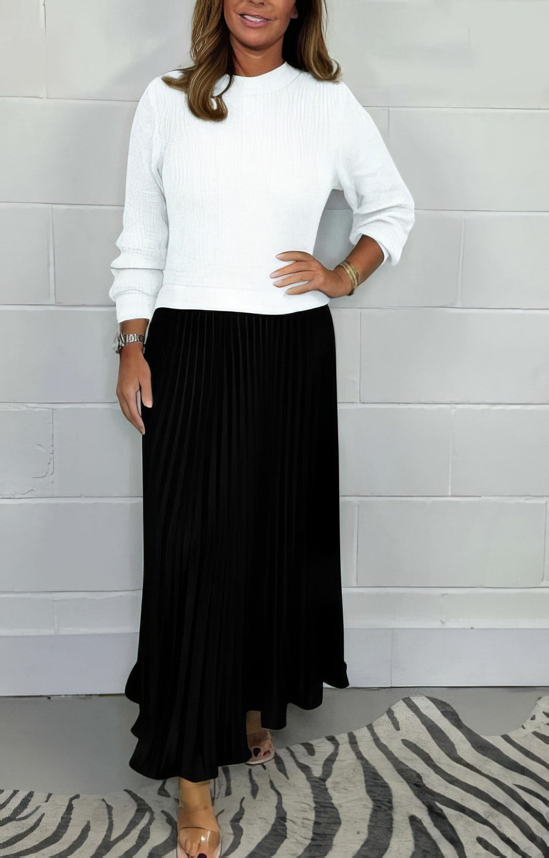 Sara - Sweater dress with long sleeves and pleated skirt