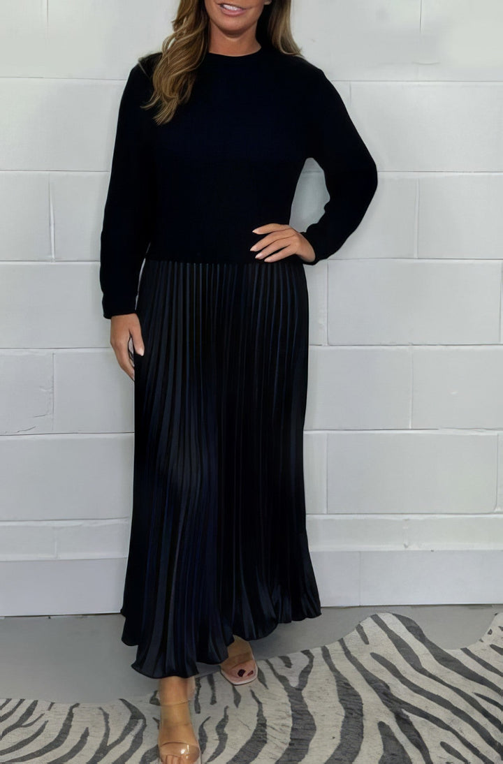 Sara - Sweater dress with long sleeves and pleated skirt