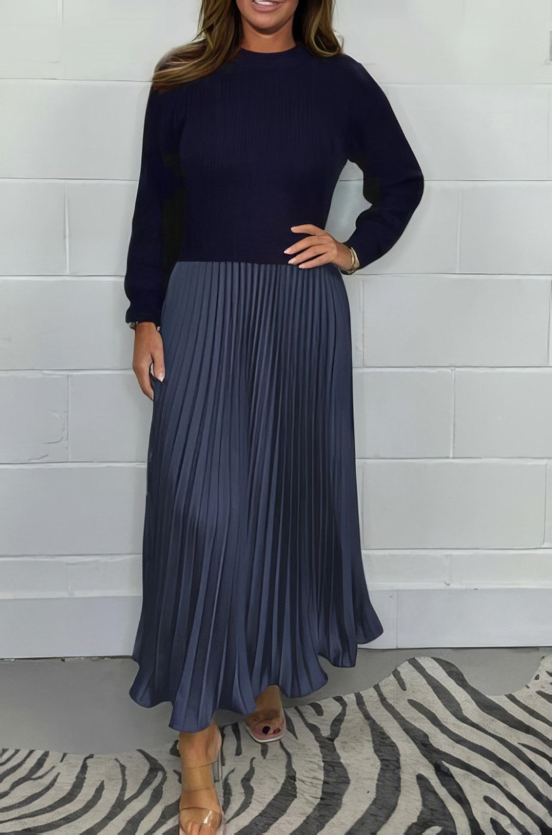 Sara - Sweater dress with long sleeves and pleated skirt