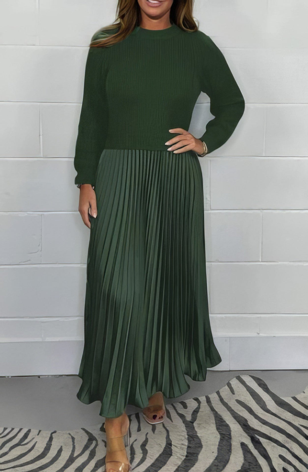 Sara - Sweater dress with long sleeves and pleated skirt